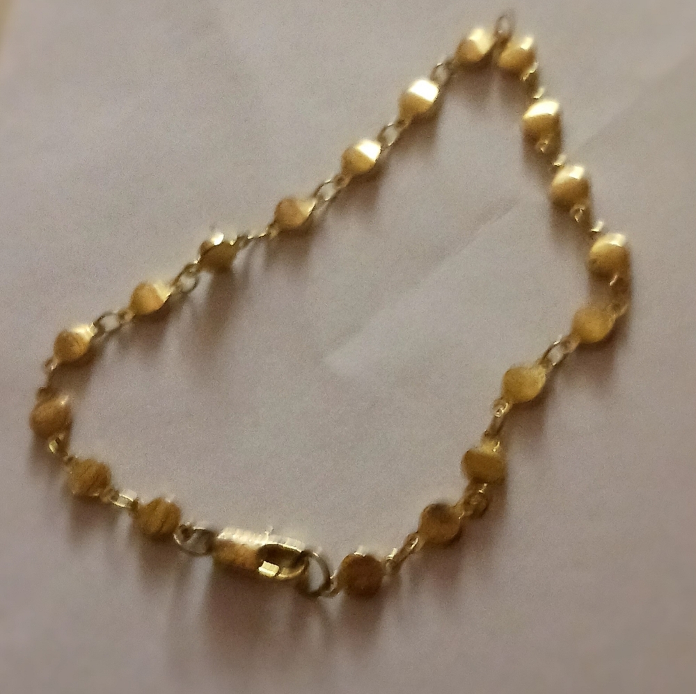 Elegant Gold Pearl Bracelet with Textured Beads
